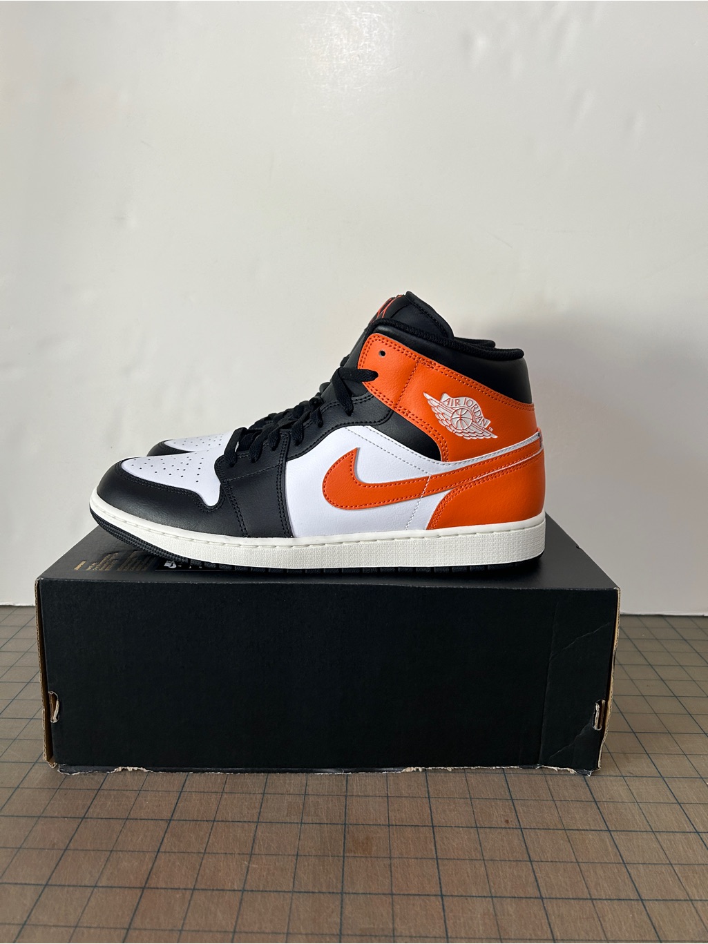 Jordan 1 Mid ‘Black Toe Starfish’